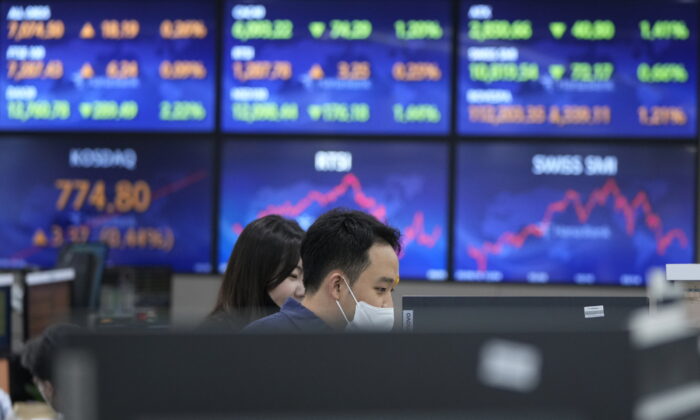 Currency traders watch monitors at the foreign exchange dealing room of the KEB Hana Bank headquarters in Seoul, South Korea, on Sept. 6, 2022. (Ahn Young-joon/AP Photo)