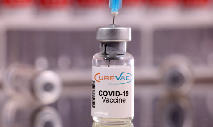 Un flacon étiqueté "Vaccin CureVac COVID-19" est vu sur cette illustration prise le 16 janvier 2022. (Dado Ruvic/Reuters, Illustration)
