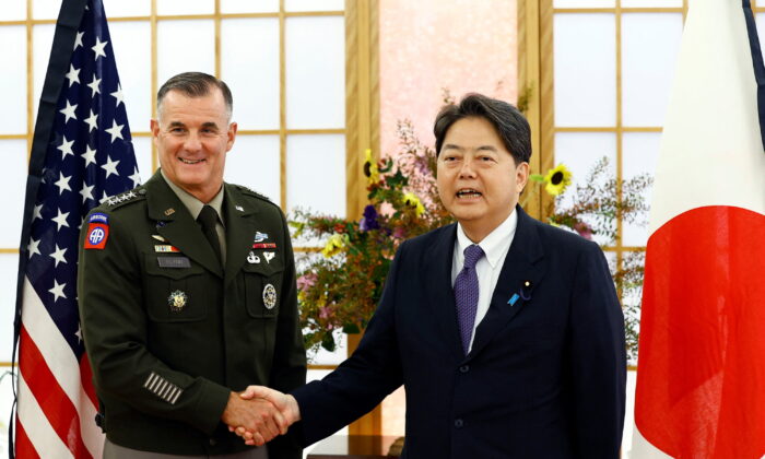 2022 年 9 月 9 日，美国陆军太平洋司令部司令查尔斯·A·弗林 (Charles A. Flynn) 在日本东京与日本外相林义正握手。（Kim Kyung-Hoon/路透社）