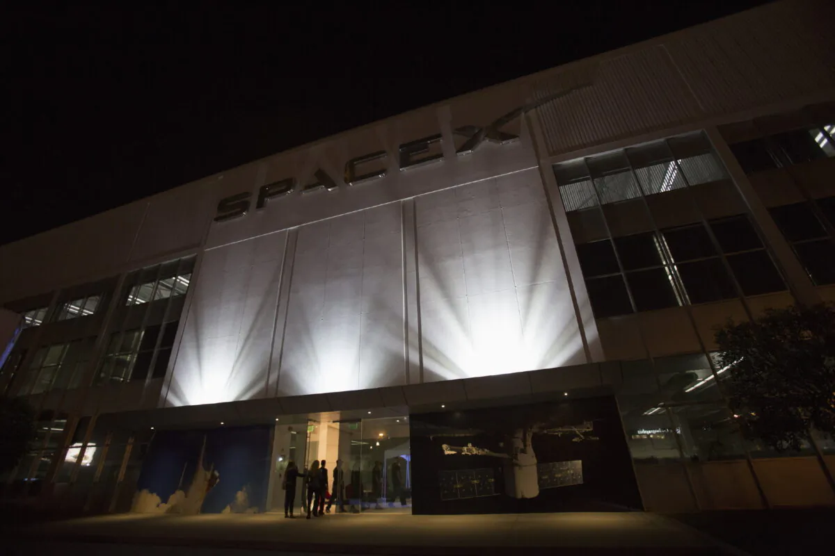 An exterior of the SpaceX headquarters in Hawthorne, Calif., on May 29, 2014. (Mario Anzuoni/Reuters)