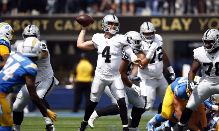 Quarterback Derek Carr (4) of the Las Vegas Raiders attempts a pass against the Los Angeles Chargers at SoFi Stadium in Inglewood, Calif., on Sept. 11, 2022. (Ronald Martinez/Getty Images)