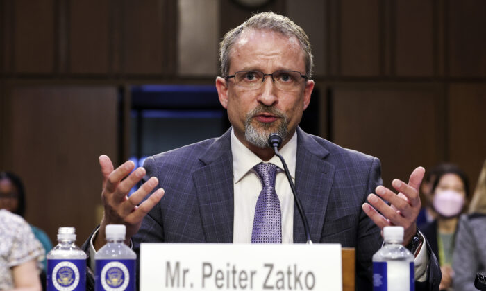Twitter 前安全负责人 Peiter “Mudge” Zatko 于 2022 年 9 月 13 日在华盛顿国会山的 Twitter 参议院数据安全司法委员会作证。（Kevin Dietsch/Getty Images）