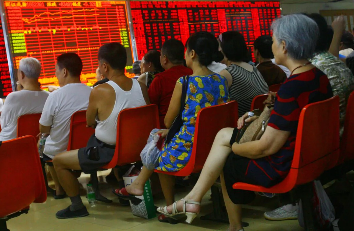 Investors watch the stock index at a securities company August 20, 2007 in Chongqing Municipality, China. (China Photos/Getty Images)