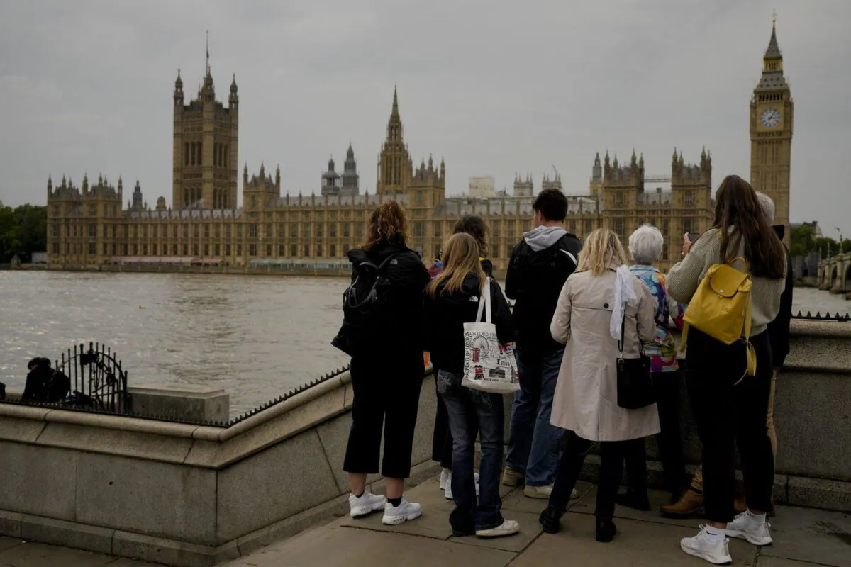 Tourists stand outside of Westminster Place in London, Sept. 13, 2022. (The Canadian Press/AP/Markus Schreiber)
