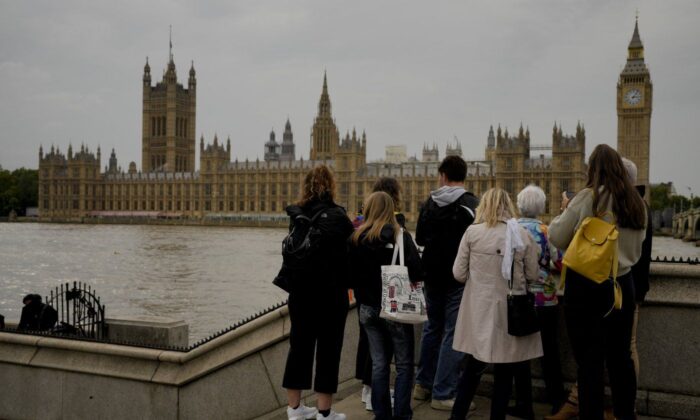 Tourists stand outside of Westminster Place in London, Sept. 13, 2022. (The Canadian Press/AP/Markus Schreiber)