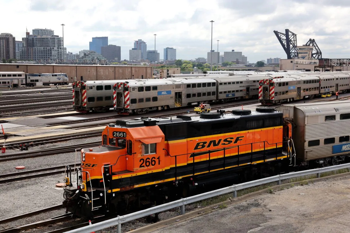 A BNSF engine pulls Metra commuter train cars at the Metra/BNSF railroad yard outside of downtown Chicago on Sept. 13, 2022. (Scott Olson/Getty Images)
