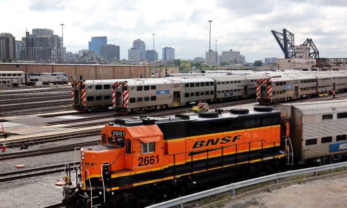 A BNSF engine pulls Metra commuter train cars at the Metra/BNSF railroad yard outside of downtown Chicago on Sept. 13, 2022. (Scott Olson/Getty Images)