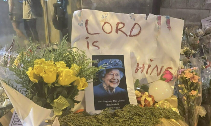 Hong Kong citizens mourn Queen Elizabeth II by placing flowers and photos outside the British Consulate General. (Cheuk Sheung-yu/The Epoch Times)