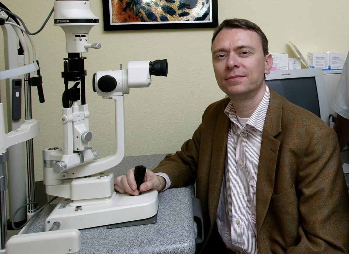 Corneal surgeons Gerrit Melles poses in a consultation room at Briebergen in the Netherlands on April 27, 2004. (Michel Porro/Getty Images)