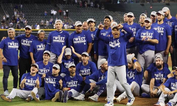Manager Dave Roberts (30) of the Los Angeles Dodgers celebrates with teammates after defeating the Arizona Diamondbacks at Chase Field in Phoenix, Sept. 13, 2022. (Christian Petersen/Getty Images)