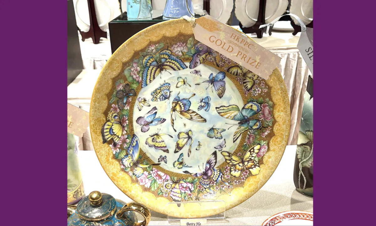 Betty's latest porcelain painting artwork "Dancing Butterflies" stood out at the "2022 Hong Kong International Porcelain Painting Art & Culture Show" and won the Gold Award. (Courtesy of Betty)