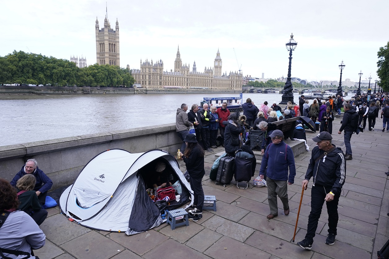 Queue Builds as up to 400,000 Expected for Queen's Lying in State - Vimarsana News
