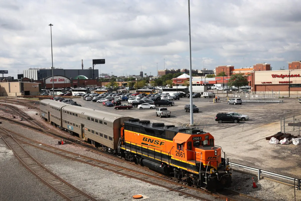 A BNSF engine pulls Metra commuter train cars at the Metra/BNSF railroad yard outside of downtown in Chicago on Sept. 13, 2022. (Scott Olson/Getty Images)