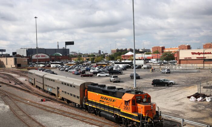 A BNSF engine pulls Metra commuter train cars at the Metra/BNSF railroad yard outside of downtown in Chicago on Sept. 13, 2022. (Scott Olson/Getty Images)