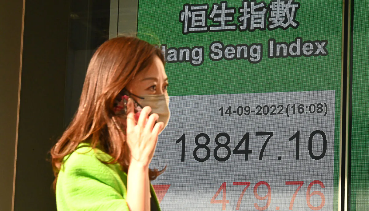 The Hang Seng Index fell 479 points on Sept. 14, 2022, to close at 18,847 points. (Bill Cox/The Epoch Times)