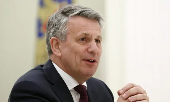 Shell CEO to Step Down as Oil Giant Shifts Energy Focus