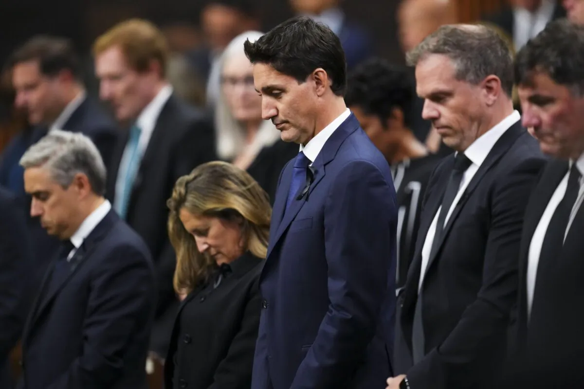 Prime Minister Justin Trudeau and fellow members of Parliament take a moment of silence in the House of Commons on Parliament Hill in Ottawa on Sept. 15, 2022. (The Canadian Press/Sean Kilpatrick)