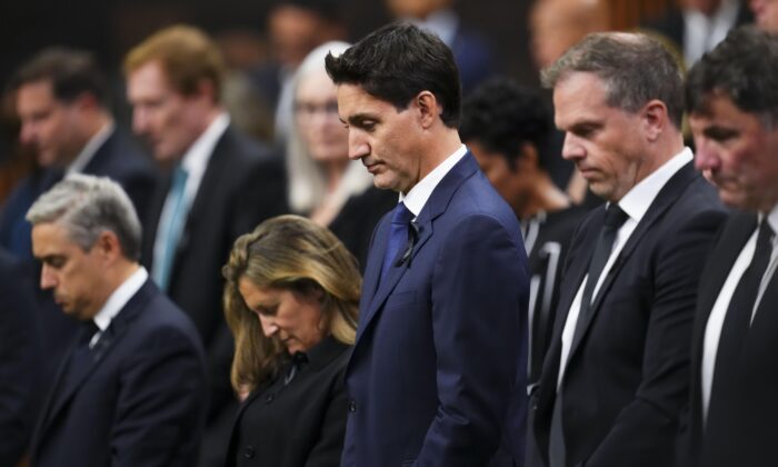 Prime Minister Justin Trudeau and fellow members of Parliament take a moment of silence in the House of Commons on Parliament Hill in Ottawa on Sept. 15, 2022. (The Canadian Press/Sean Kilpatrick)