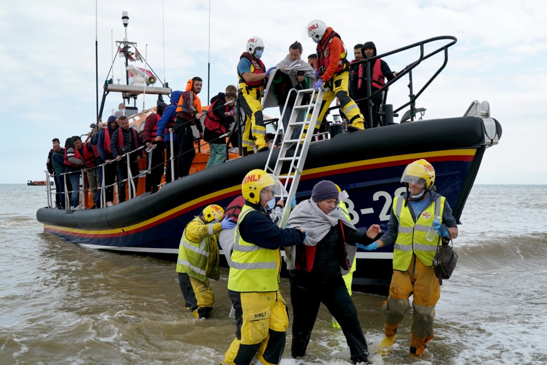 38 Illegal Immigrants Rescued in English Channel From Sinking Boat ...