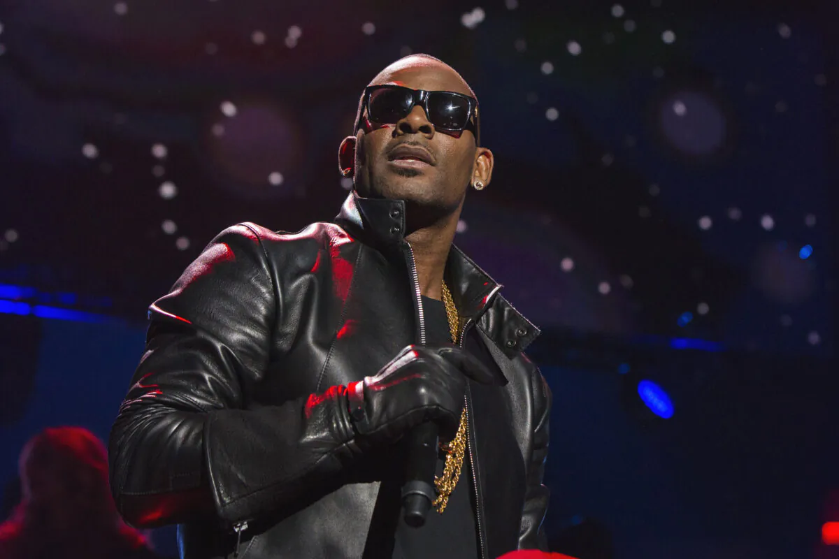 Singer R. Kelly performs during the 2013 Z100 Jingle Ball in New York on Dec. 13, 2013. (Lucas Jackson/Reuters)