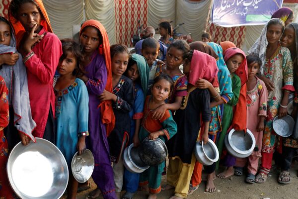 flood-victims-waiting-for-food