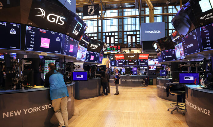 Traders work on the floor of the New York Stock Exchange during afternoon trading in New York City on Aug. 29, 2022. (Michael M. Santiago/Getty Images)