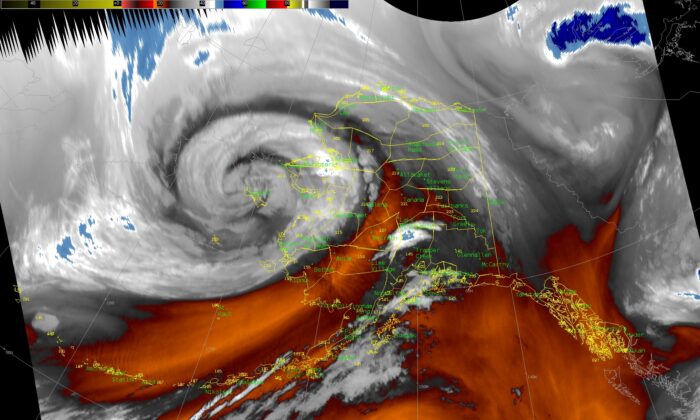 2022 年 9 月 17 日在阿拉斯加部分地区造成“重大影响”的强大风暴的卫星视图。（NWS 费尔班克斯）