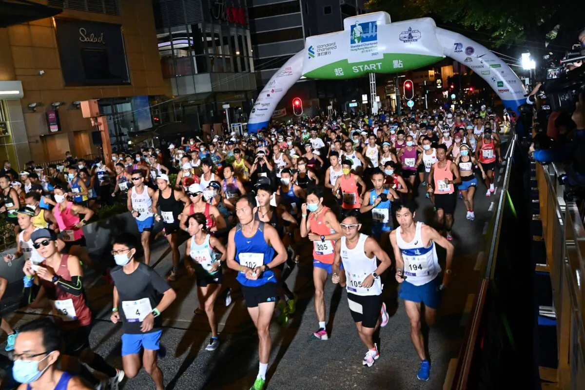 Standard Chartered Marathon 2021 started in Hong Kong, on October 24, 2021. (Sung Pi-lung/The Epoch Times)