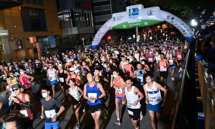Standard Chartered Marathon 2021 started in Hong Kong, on October 24, 2021. (Sung Pi-lung/The Epoch Times)
