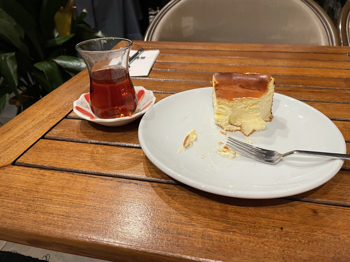 A glass of cay and a slice of cheesecake at Kuff Yeldegirmeni in Istanbul in December 2021 (Alicia Eler/Minneapolis Star Tribune/TNS)
