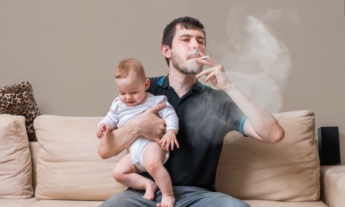 澳大利亚研究人员发现，接触二手烟会增加被动吸烟者的子孙患哮喘的风险。（vchalup/Adobe Stock）