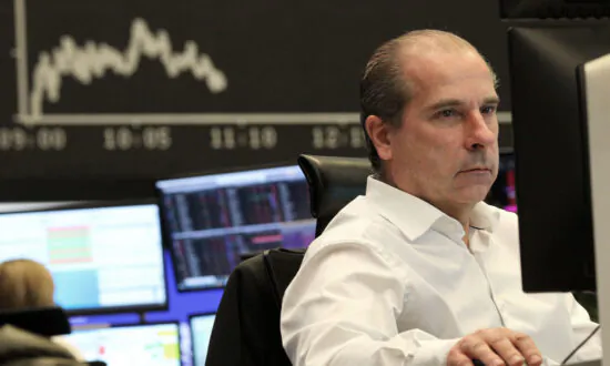 World Shares Slip as Markets Brace for More Rate Hikes