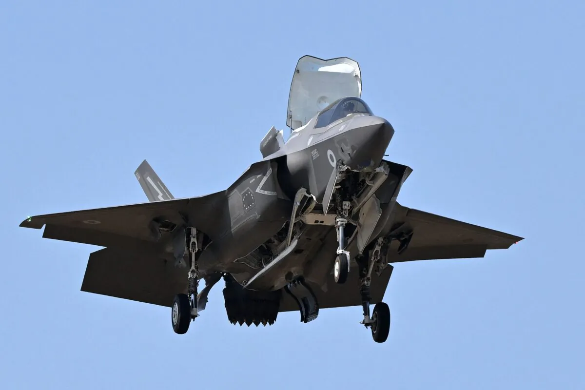 A Lockheed Martin F-35 fighting jet takes part in a flying display at the Farnborough Airshow in Farnborough, UK, on July 19, 2022. (Justin Tallis/AFP via Getty Images)