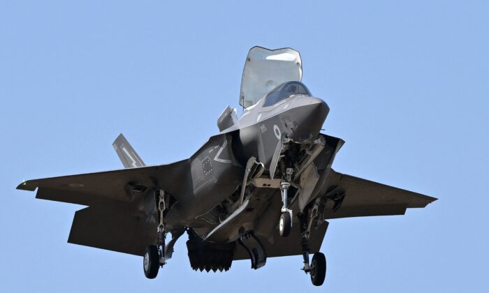 A Lockheed Martin F-35 fighting jet takes part in a flying display at the Farnborough Airshow in Farnborough, UK, on July 19, 2022. (Justin Tallis/AFP via Getty Images)