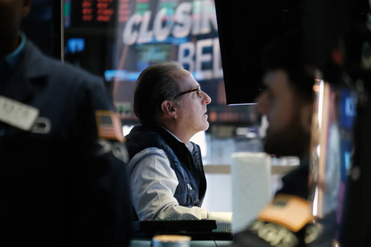 Traders work on the floor of the New York Stock Exchange (NYSE) in New York on Sept. 16, 2022. (Spencer Platt/Getty Images)