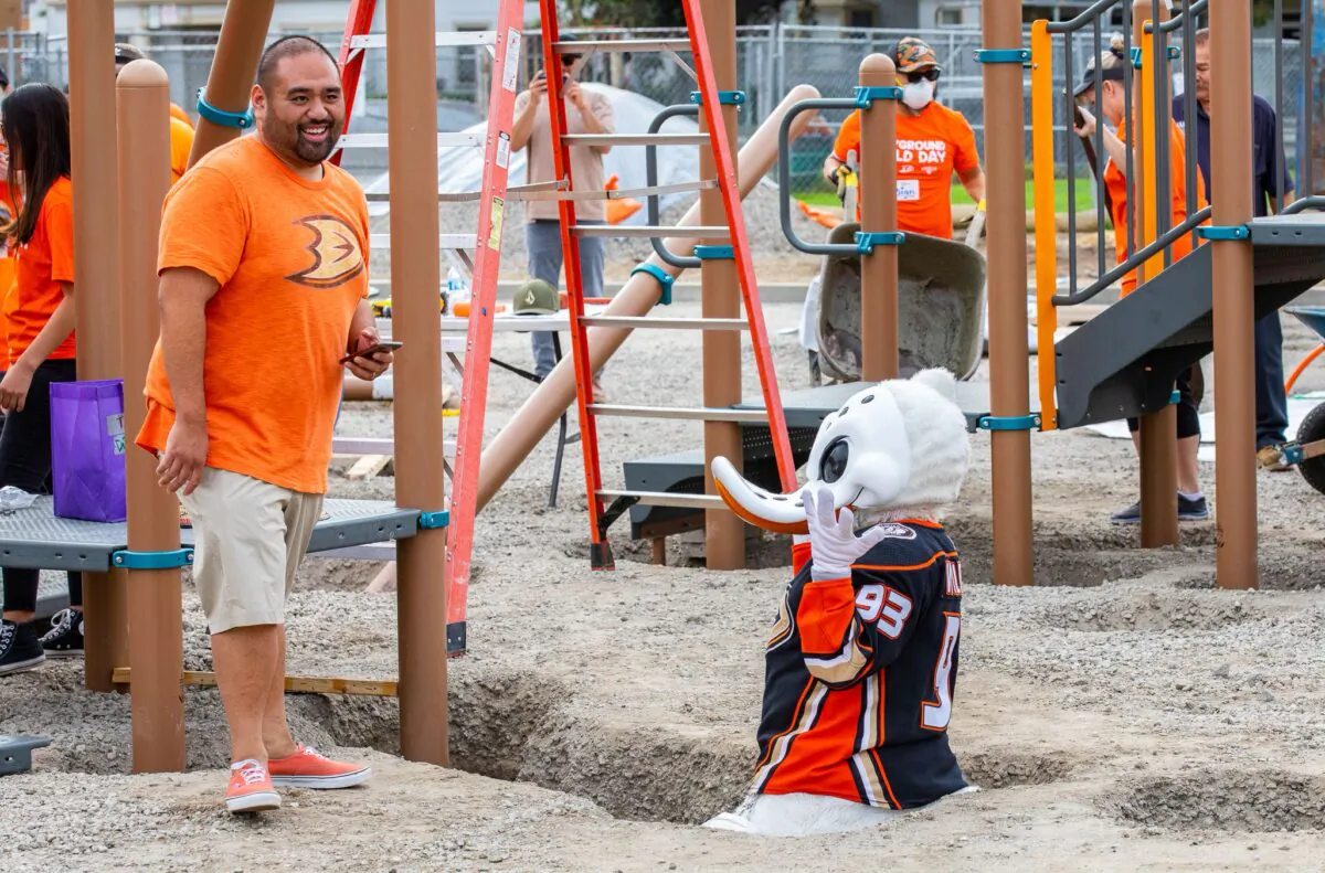 Anaheim Ducks mascot Wildwing encourages volunteers as they work together in assembling the city's newest park in Anaheim, Calif., on Sept. 16, 2022. (John Fredricks/The Epoch Times)