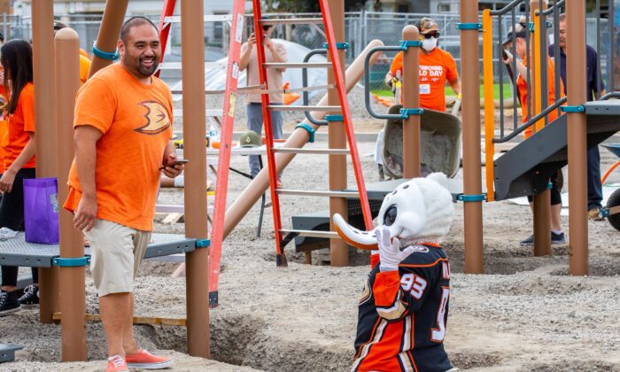 Anaheim Ducks mascot Wildwing encourages volunteers as they work together in assembling the city's newest park in Anaheim, Calif., on Sept. 16, 2022. (John Fredricks/The Epoch Times)