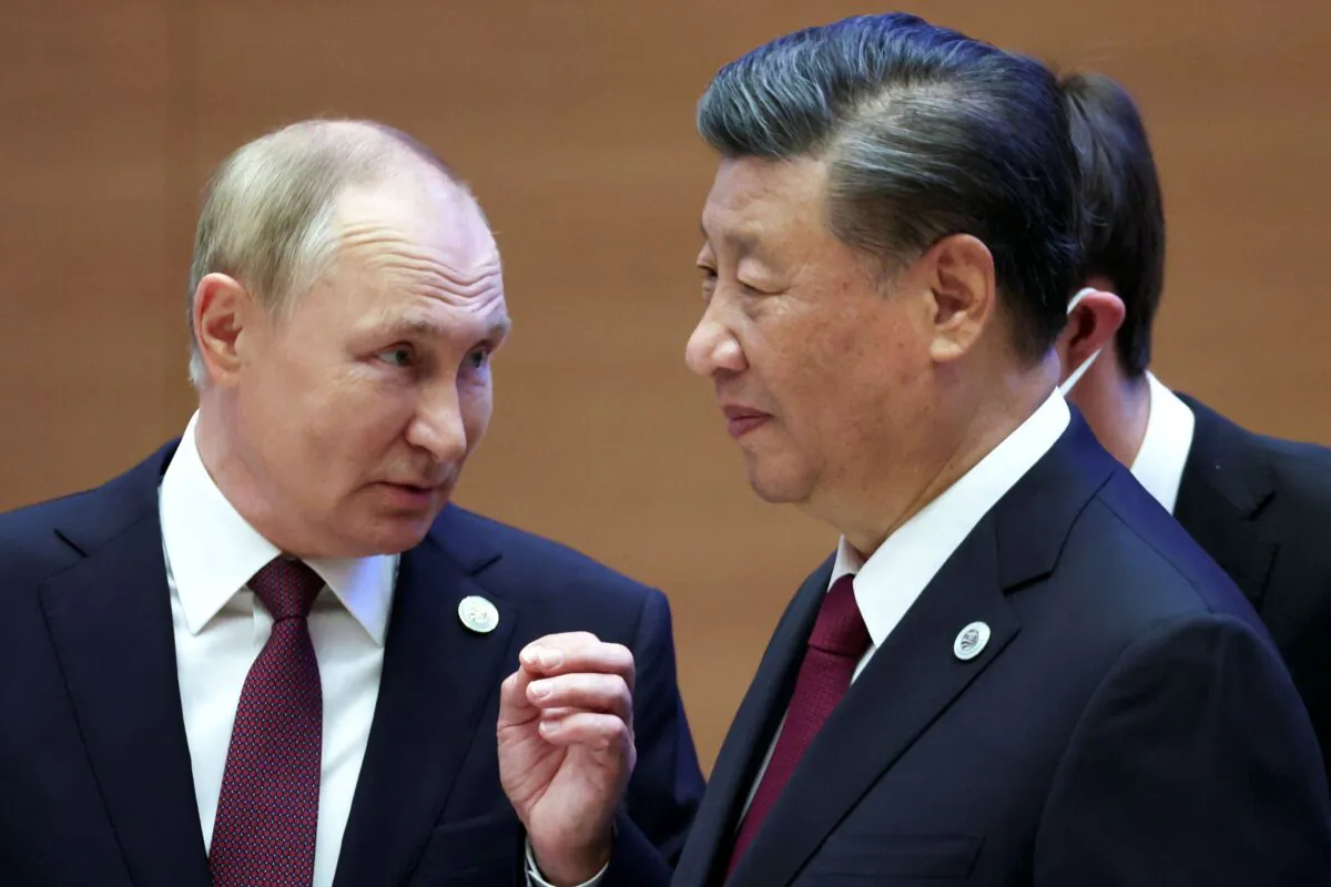 Russian President Vladimir Putin (L) gestures while speaking to Chinese leader Xi Jinping during the Shanghai Cooperation Organization (SCO) summit in Samarkand, Uzbekistan, on Sept. 16, 2022. (Sergei Bobylev, Sputnik, Kremlin Pool Photo via AP)