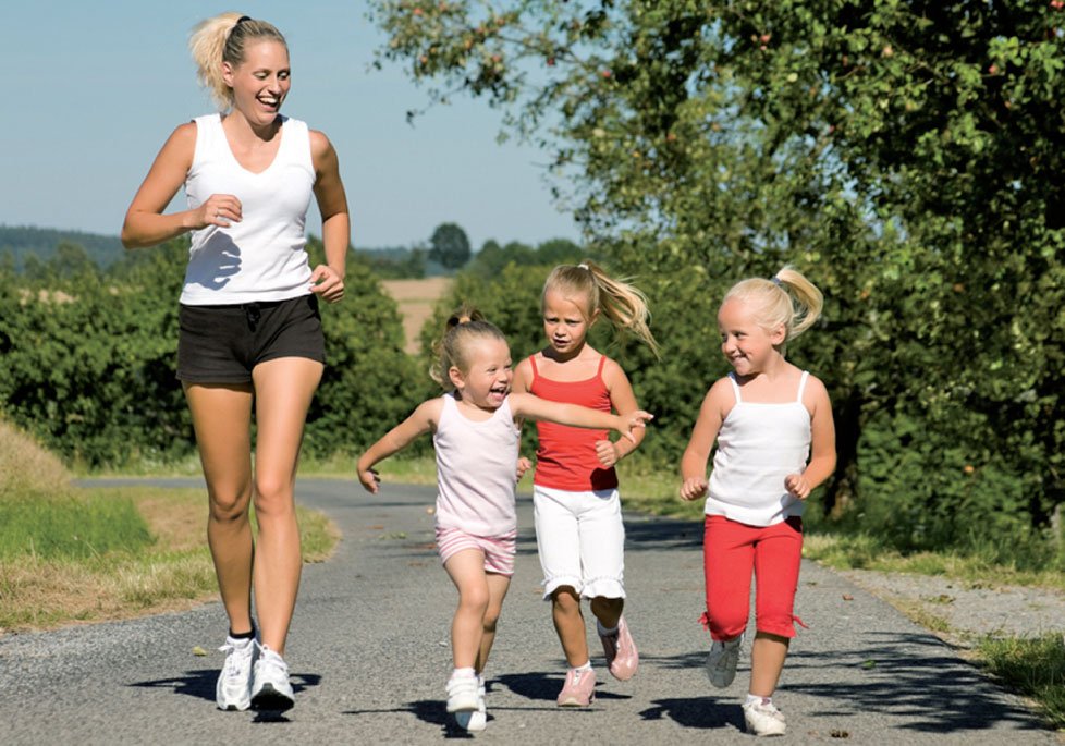 Adult and children jogging (Fotolia)