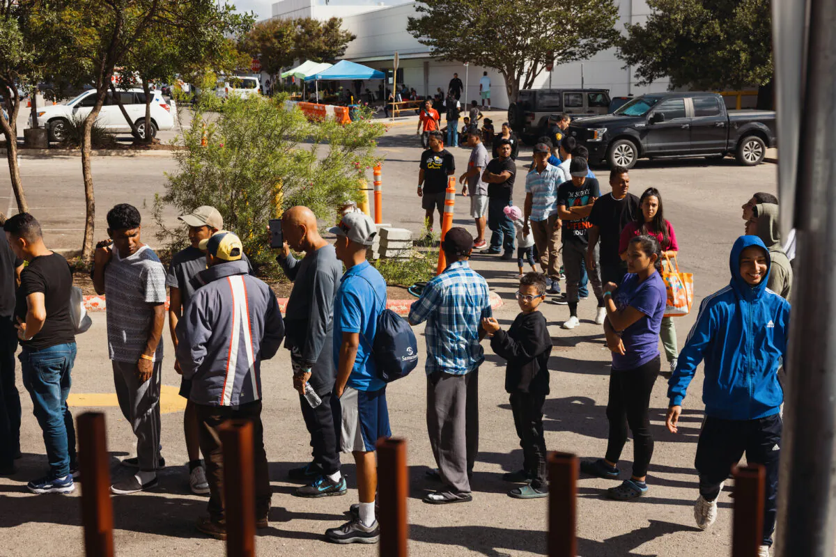 Groups of asylum-seeking illegal immigrants wait outside the Migrant Resource Center to receive food from the San Antonio Catholic Charities on Sept. 19, 2022 in San Antonio, Texas. (Jordan Vonderhaar/Getty Images)