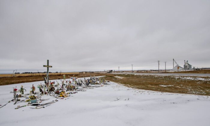 A memorial for the fatal bus crash involving the Humboldt Broncos hockey team at the intersection of Highways 35 and 335 near Tisdale, Oct. 27, 2020. The Canadian Press/Liam Richards)
