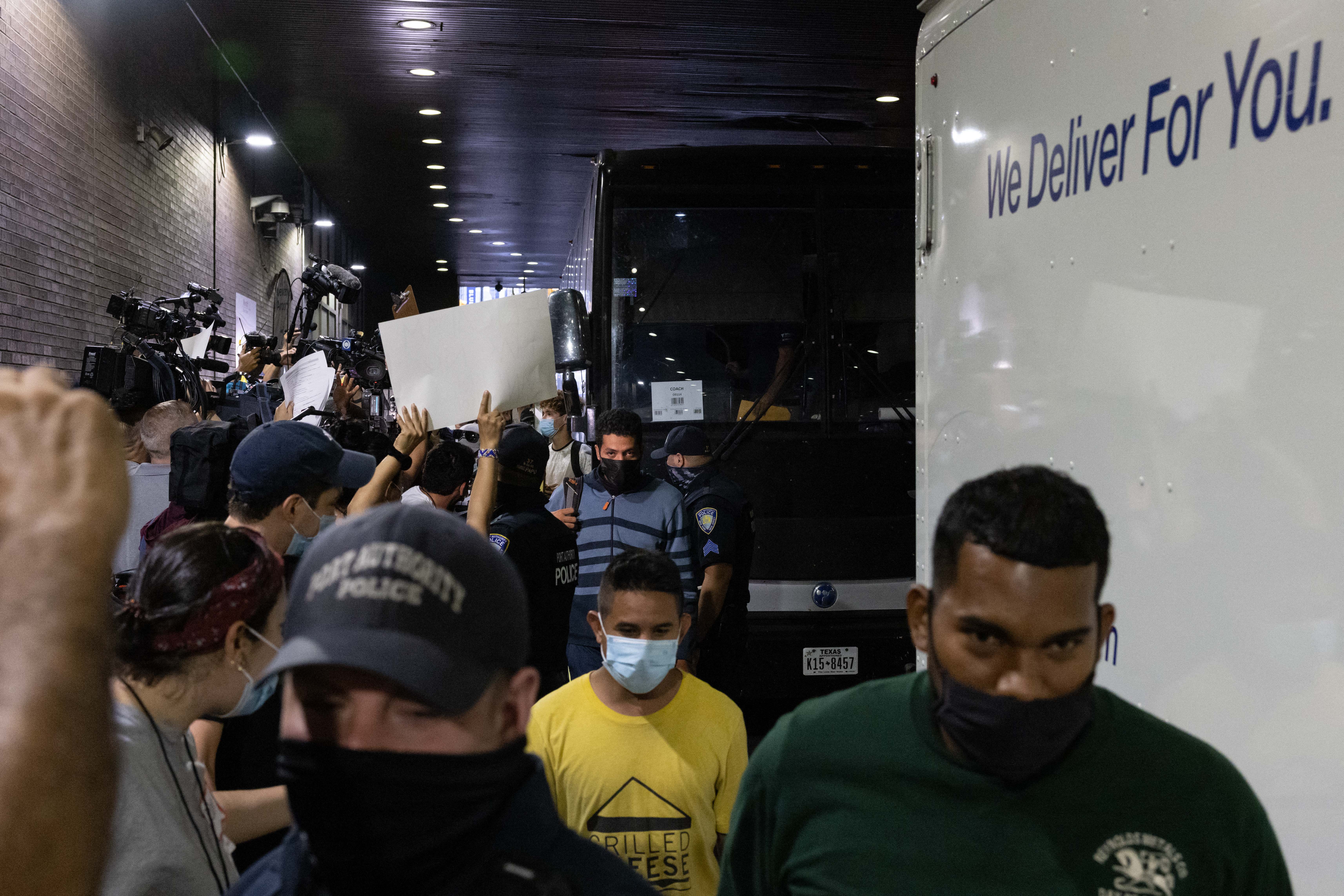 Chaos in 'Sanctuary' Cities Highlights Their Unpreparedness for Arrivals of Illegal Immigrants: Experts - Vimarsana News