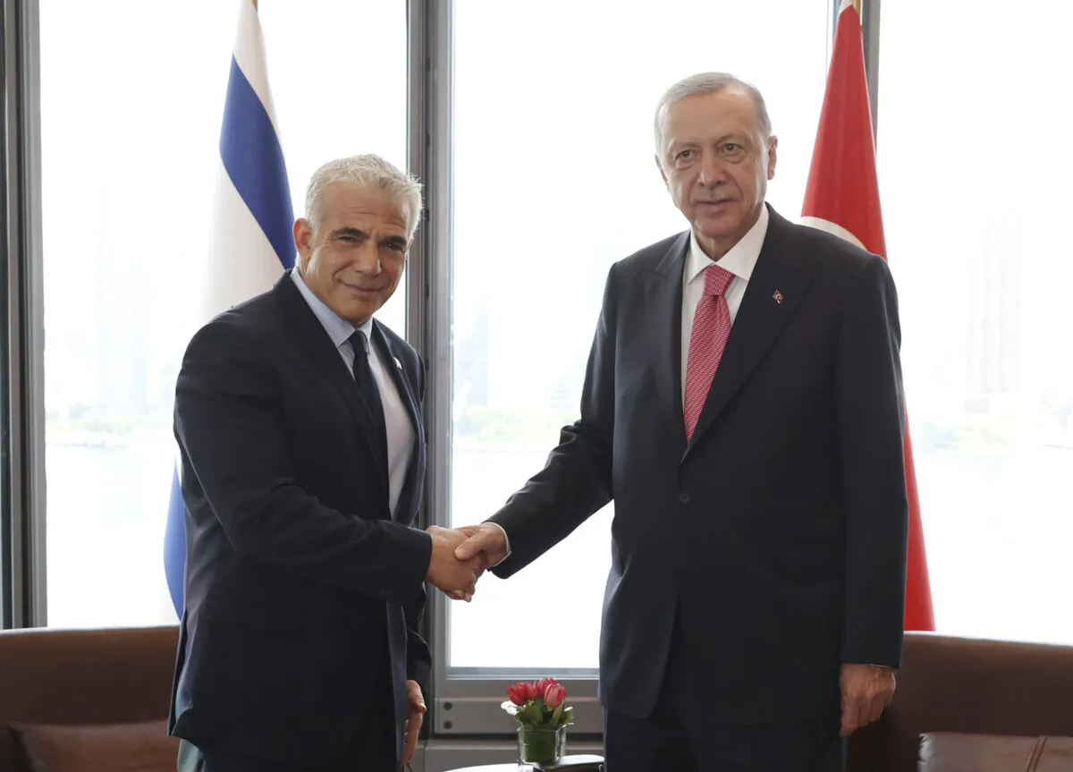 Turkey's President Recep Tayyip Erdogan (R) shakes hands with Israeli Prime Minister Yair Lapid during their meeting on the sidelines of the United Nations General Assembly in New York on Sept. 20, 2022. (Turkish Presidency via AP)