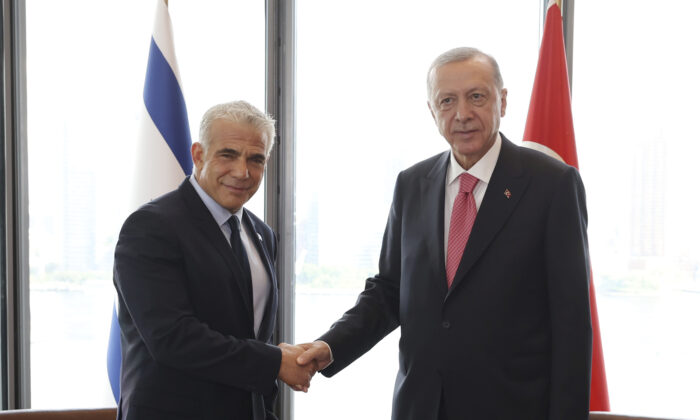 Turkey's President Recep Tayyip Erdogan (R) shakes hands with Israeli Prime Minister Yair Lapid during their meeting on the sidelines of the United Nations General Assembly in New York on Sept. 20, 2022. (Turkish Presidency via AP)