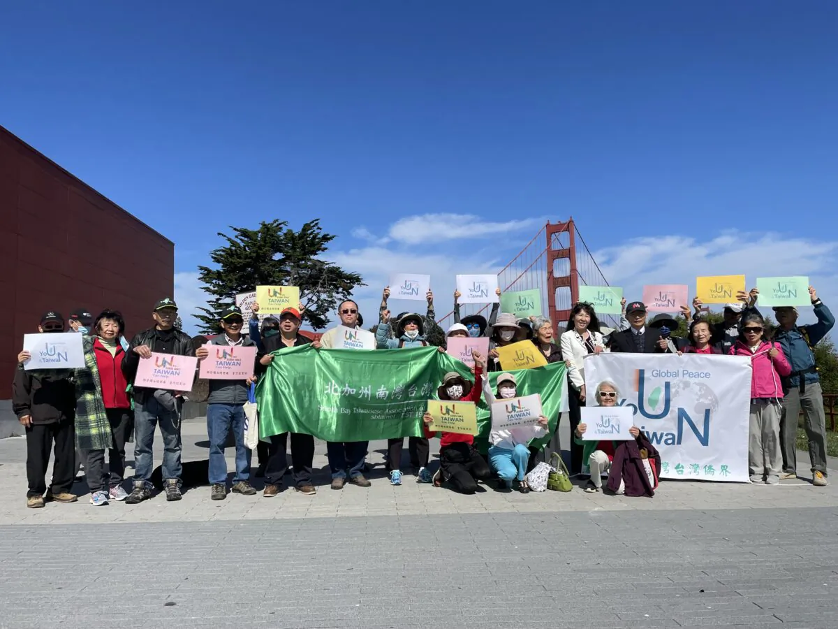 On Sept. 17, 2022, participants of the bus tour to support Taiwan standing in front of the Golden Gate Bridge, San Francisco, CA, United States. (Nathan Su/The Epoch Times)