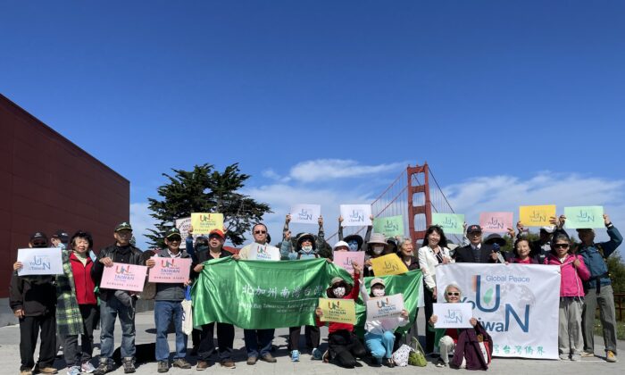 On Sept. 17, 2022, participants of the bus tour to support Taiwan standing in front of the Golden Gate Bridge, San Francisco, CA, United States. (Nathan Su/The Epoch Times)