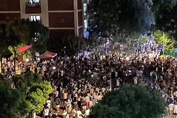Students at the College of International Business and Economics of Wuhan Textile University gathered on campus to protest against a power outage and COVID lockdown, in China's Wuhan city, on Sept. 19, 2022. (Courtesy of interviewee)