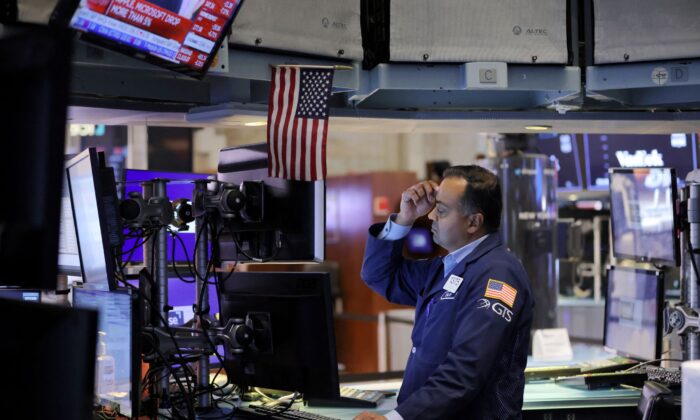 2022 年 9 月 13 日，一名交易员在纽约市曼哈顿纽约证券交易所 (NYSE) 的交易大厅工作。(Andrew Kelly/Reuters)
