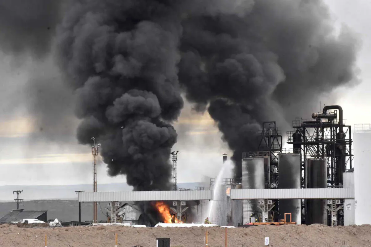 Smoke rises from the New American Oil (NAO) refinery in Plaza Huincul, Neuquen Province, Argentina, on Sept. 22, 2022. (Fernando Ranni/Diario Rio Negro via AP)