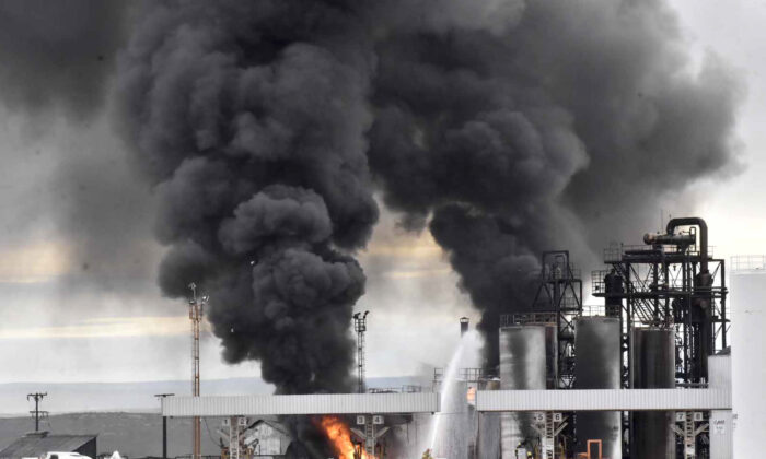 Smoke rises from the New American Oil (NAO) refinery in Plaza Huincul, Neuquen Province, Argentina, on Sept. 22, 2022. (Fernando Ranni/Diario Rio Negro via AP)